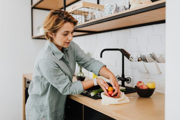 Wat zijn de voordelen van een open keukenconcept in restaurants?